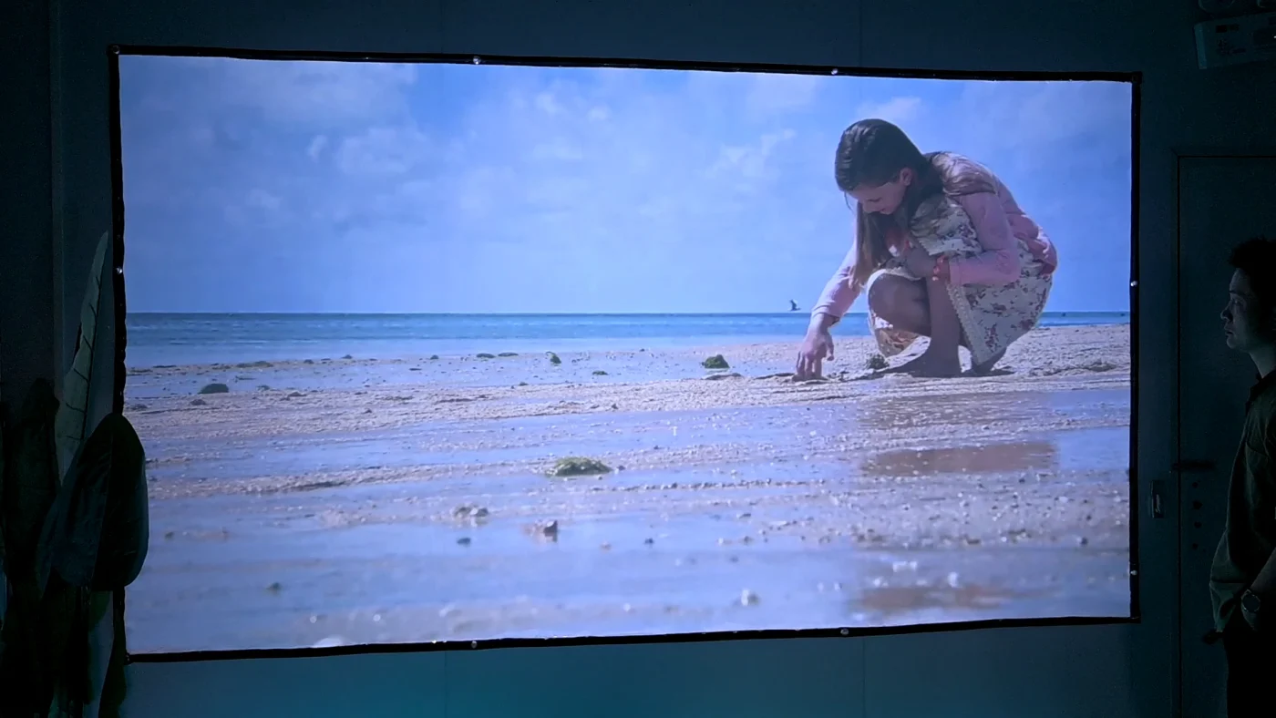 AUN A005 Projector on Light Off - Best Projector - AUN Projector